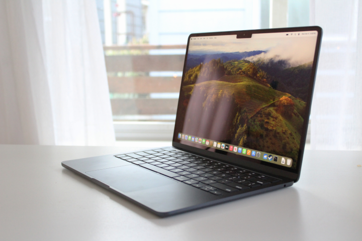 Le MacBook Air M3 sur une table devant une fenêtre.