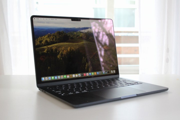 Le MacBook Air M3 devant une fenêtre.
