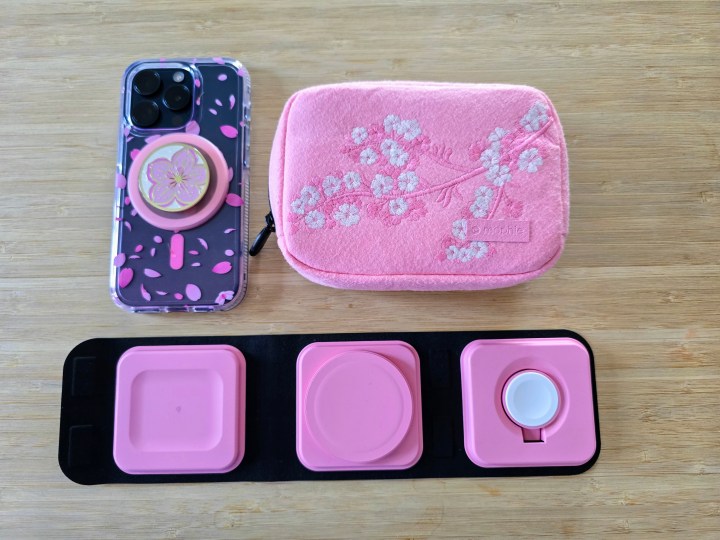 Mophie Cherry Blossom 3-in-1-Reiseladegerät mit MagSafe.