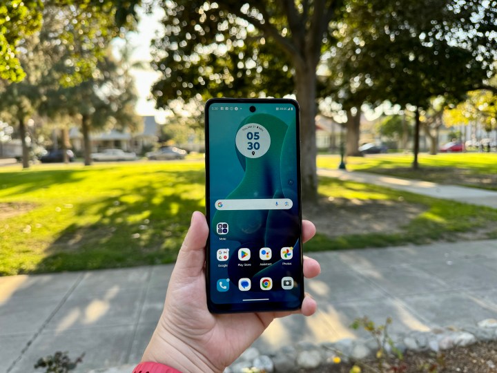 Moto G 5G (2024) in Sage Green showing home screen.