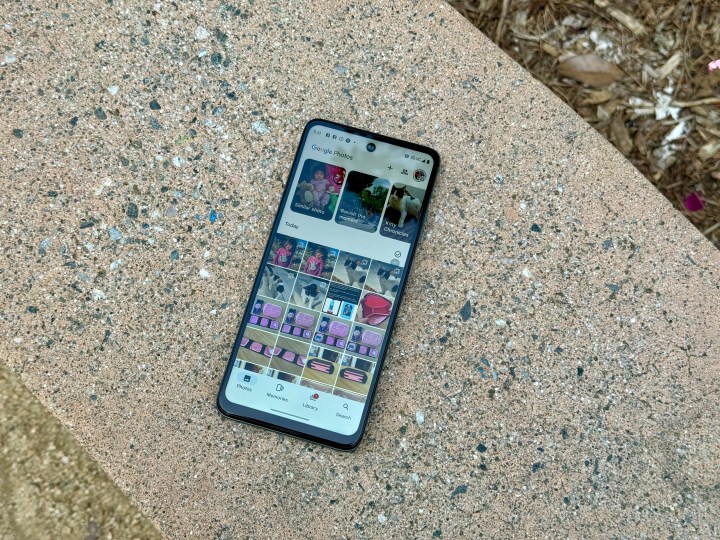 সেজ গ্রিন-এ Moto G 5G (2024) Google Photos দেখাচ্ছে।