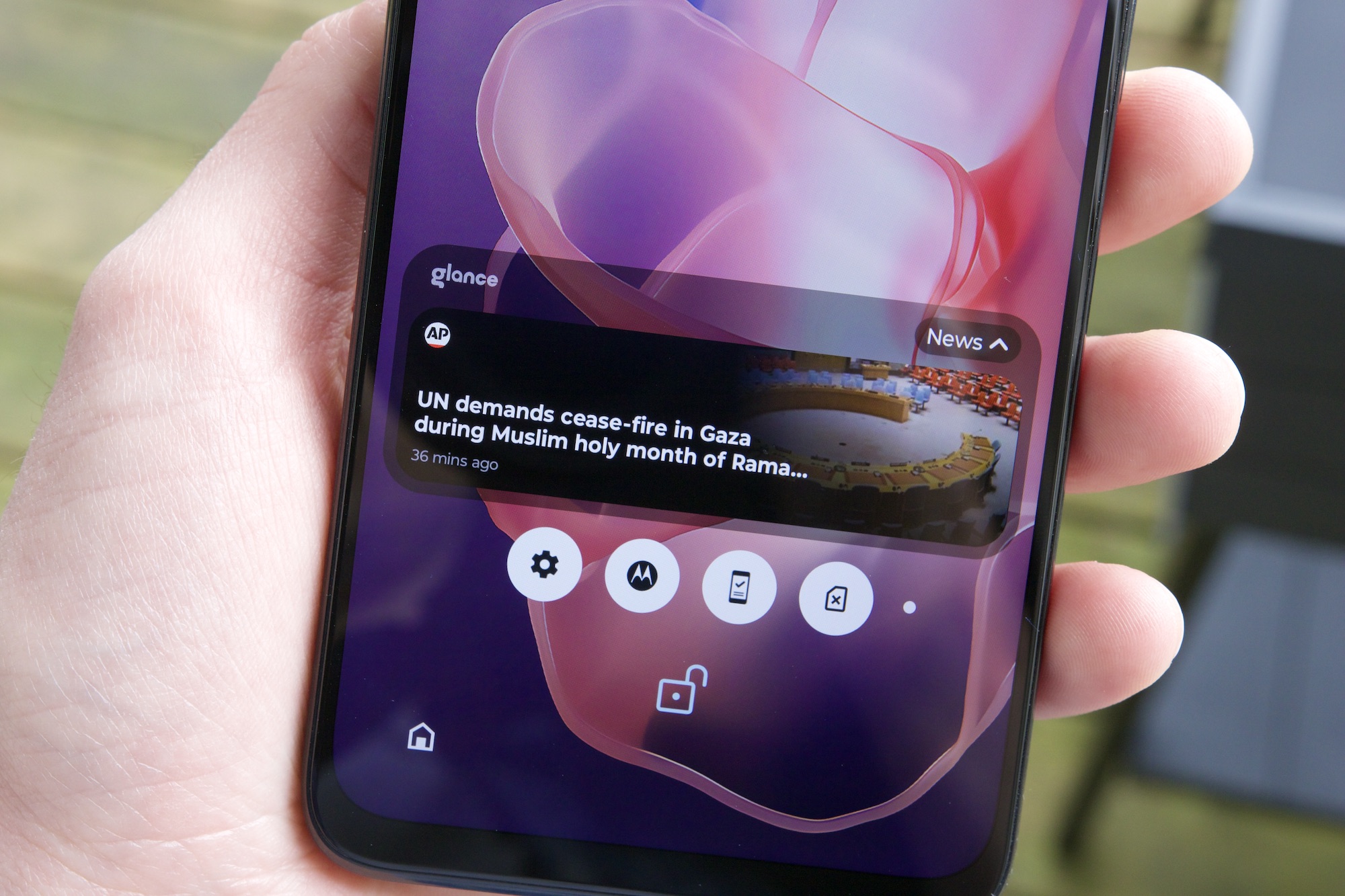 Glance news widget on the Moto G Power 5G (2024).
