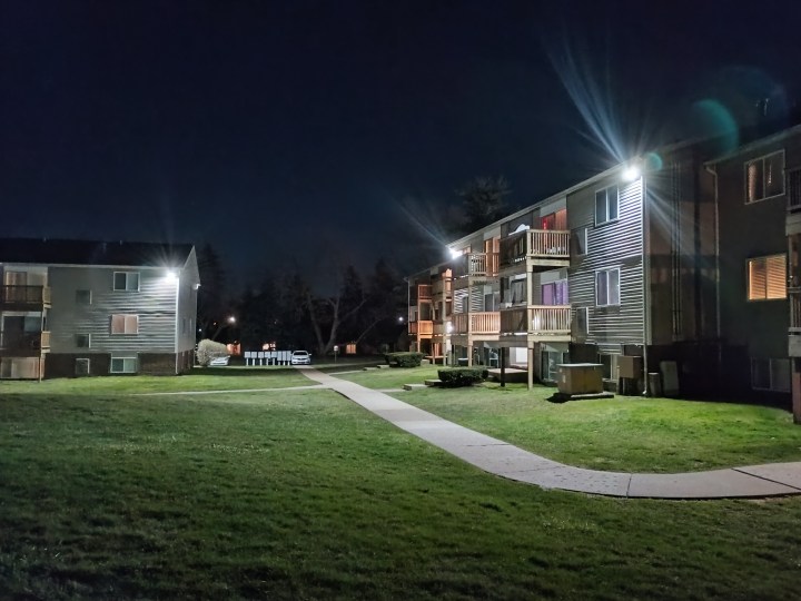 Una foto nocturna de un complejo de apartamentos, tomada con el Moto G Power 5G (2024).