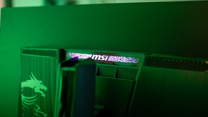 MPG 321URX 显示器上有 MSI 徽标。