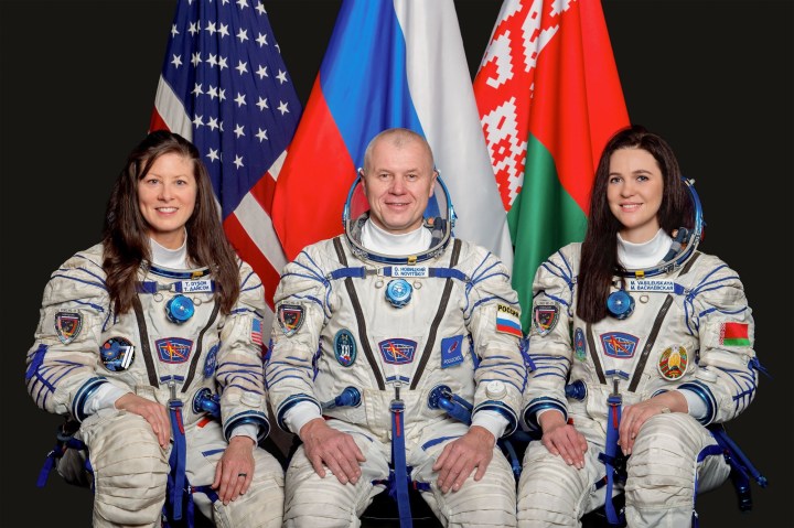 La astronauta de la NASA Tracy C. Dyson, el cosmonauta de Roscosmos Oleg Novitskiy y la participante de vuelos espaciales Marina Vasilevskaya de Bielorrusia posan para un retrato en el Centro de Entrenamiento de Cosmonautas Gagarin el 2 de noviembre de 2023.