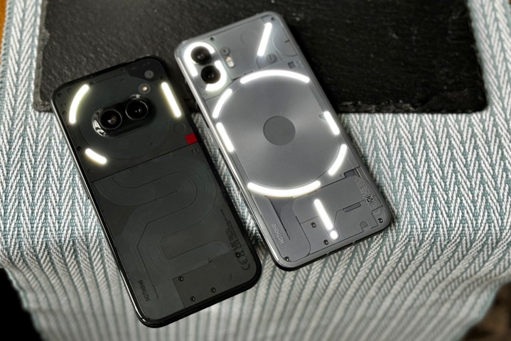 El Nothing Phone 2a y el Nothing Phone 2 con Glyph Lights activo.