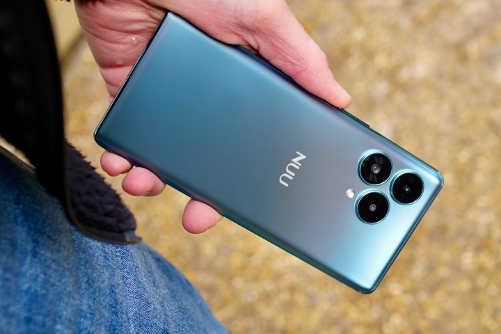 A person holding the Nuu B30 Pro.