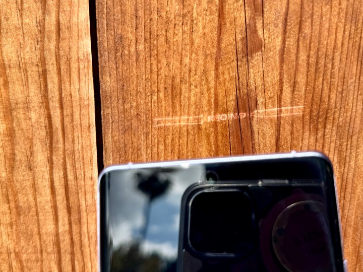 OnePlus 12R Genshin Impact Edition mostrando el reflejo del grabado de la luz.