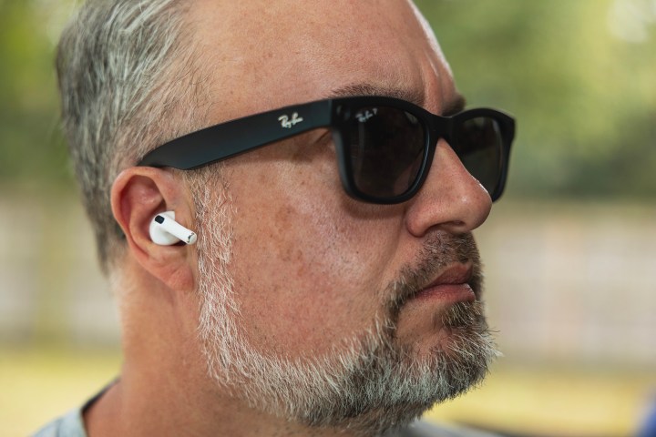 Phil Nickinson 佩戴 Apple AirPods Pro 和 Ray-Ban Meta 智能眼镜。