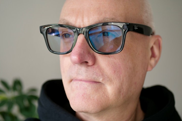 مردی با عینک هوشمند Ray-Ban Meta.