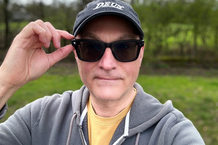 Una persona con las gafas inteligentes Ray-Ban Meta, tomando una foto.