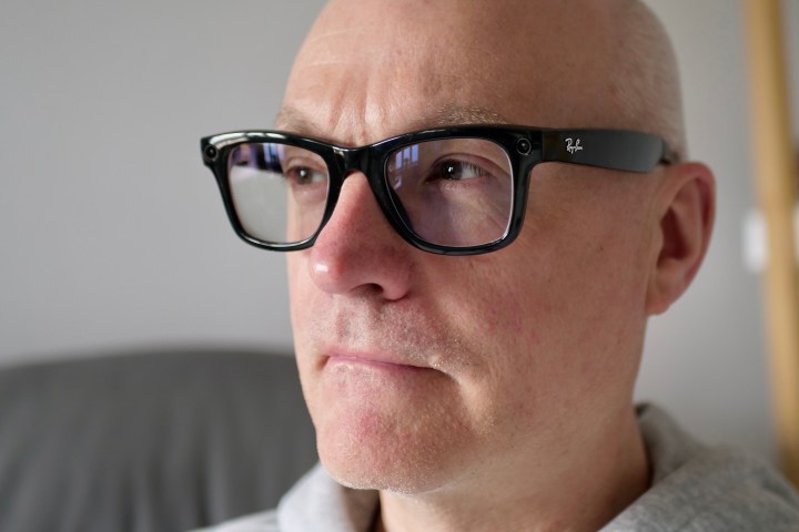 مردی با عینک هوشمند Ray-Ban Meta.