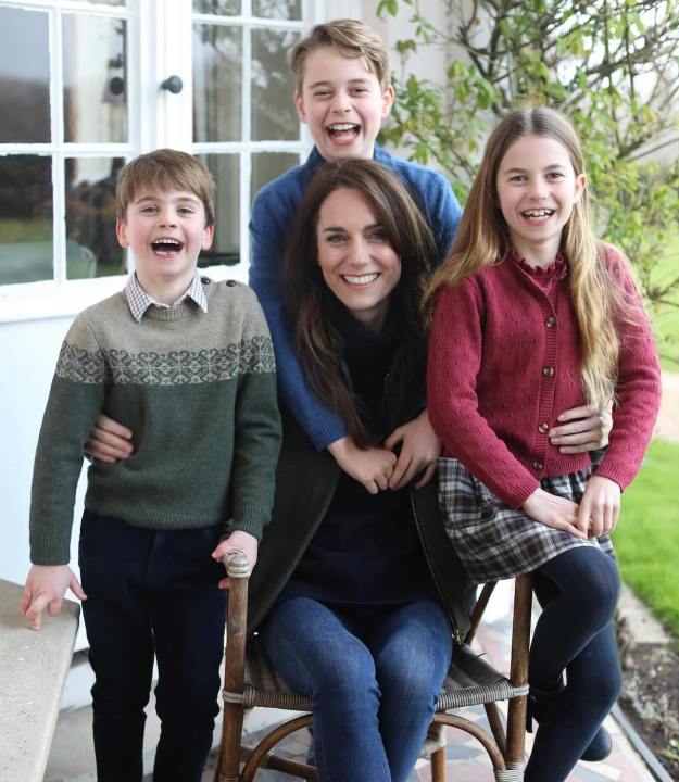 La imagen aparentemente retocada con Photoshop de la princesa Kate y sus hijos.