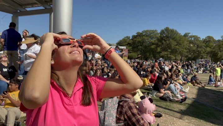 Una persona observa el eclipse solar anular del 14 de octubre de 2023 en Kerrville, Texas.
