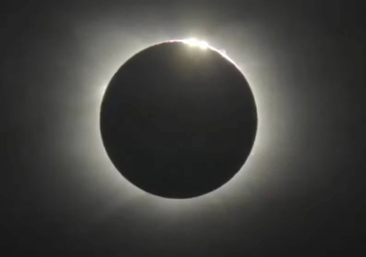 Un eclipse solar total.