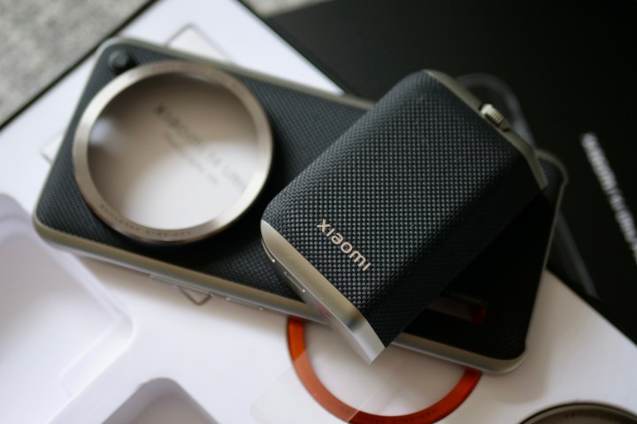 دستگیره دوربین در کیت عکس Xiaomi 14 Ultra گنجانده شده است.