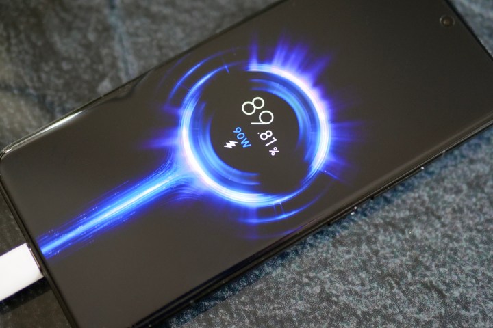 Xiaomi 14 Ultra चार्ज पर।
