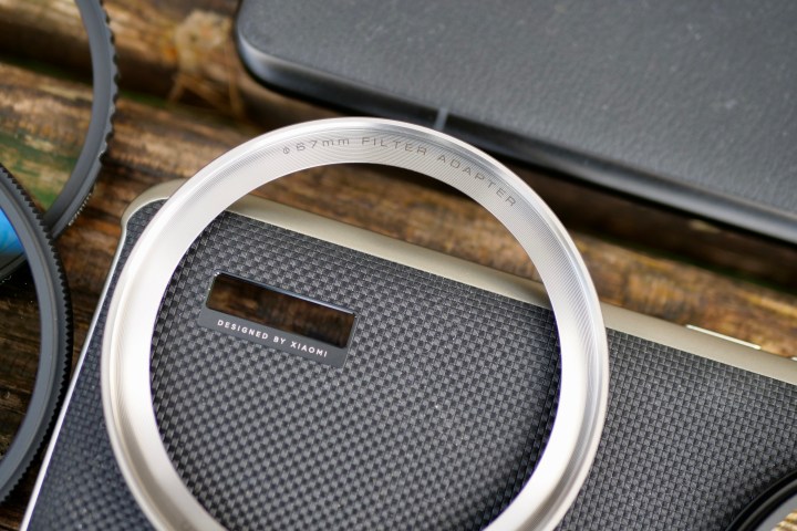 El anillo adaptador de lente en el kit de fotografía Xiaomi 14 Ultra.