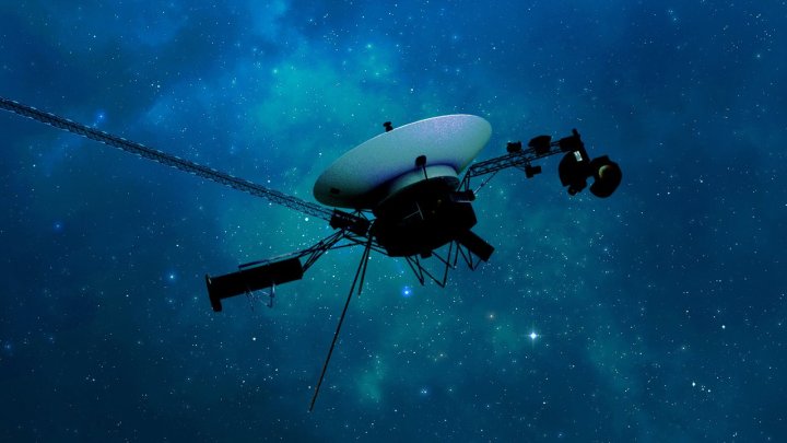 La nave espacial Voyager 1 de la NASA está representada en el concepto de este artista viajando a través del espacio interestelar, o el espacio entre estrellas, al que entró en 2012.