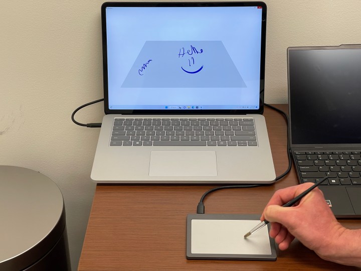 Ein Foto des externen haptischen Touchpads von Sensel, angeschlossen an ein Surface Laptop Studio