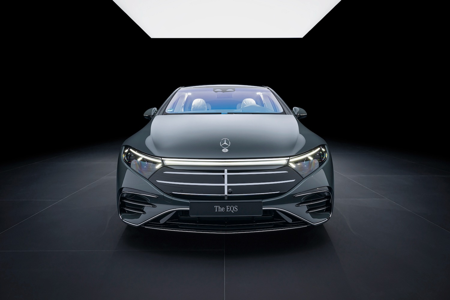 Седан Mercedes-Benz EQS 2025 года получит новое лицо и увеличенную батарею