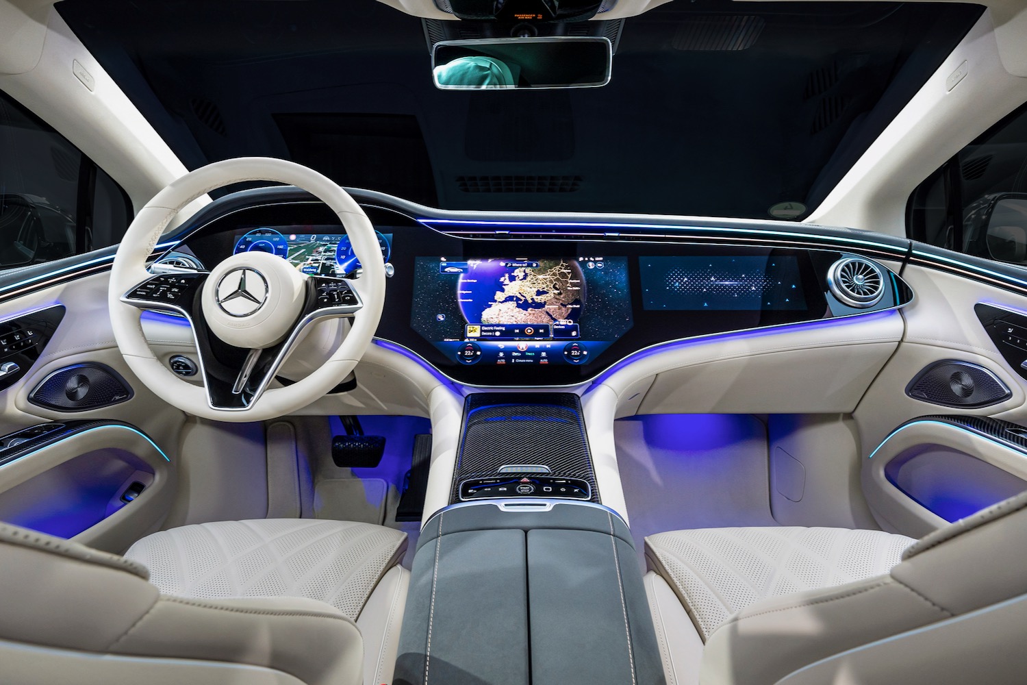 Седан Mercedes-Benz EQS 2025 года получит новое лицо и увеличенную батарею