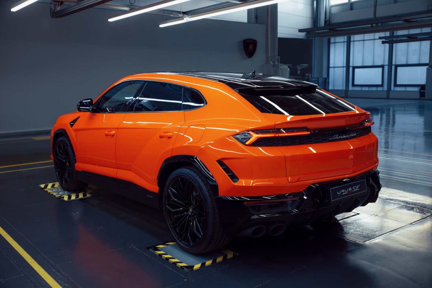 Плагин-гибрид Lamborghini Urus SE пытается сделать все это