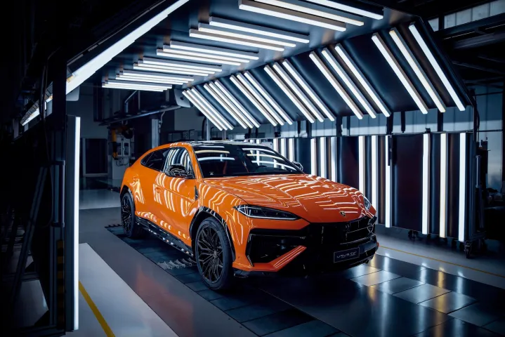 Cuarto delantero del Lamborghini Urus SE.