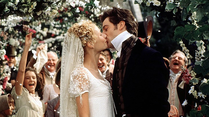 Gwyneth Paltrow e Jeremy Northam como Emma Woodhouse e Sr. Knightley se beijando em seu casamento em Emma, ​​​​de 1996.
