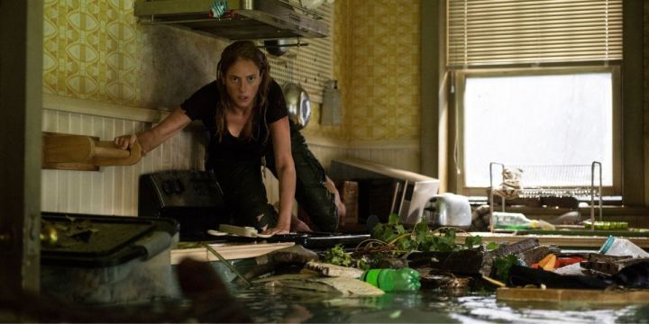 A girl is trapped in a flooded house in Crawl
