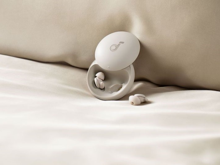 Anker Soundcore Sleep A20 耳机，配有床上无线充电盒