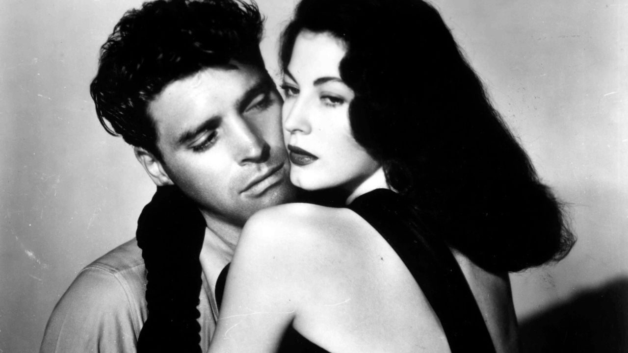 Burt Lancaster and Ava Gardner embracing in a promo still for 1946's The Killers.