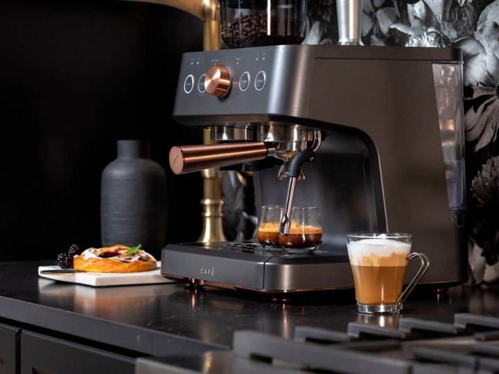 कैफ़े बेलिसिमो अर्ध-स्वचालित एस्प्रेसो मशीन एक कप कॉफ़ी बनाती है।