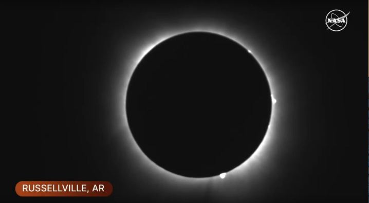 截取自 NASA 2024 年 3 月 8 日在阿肯色州拉塞尔维尔直播的日全食。