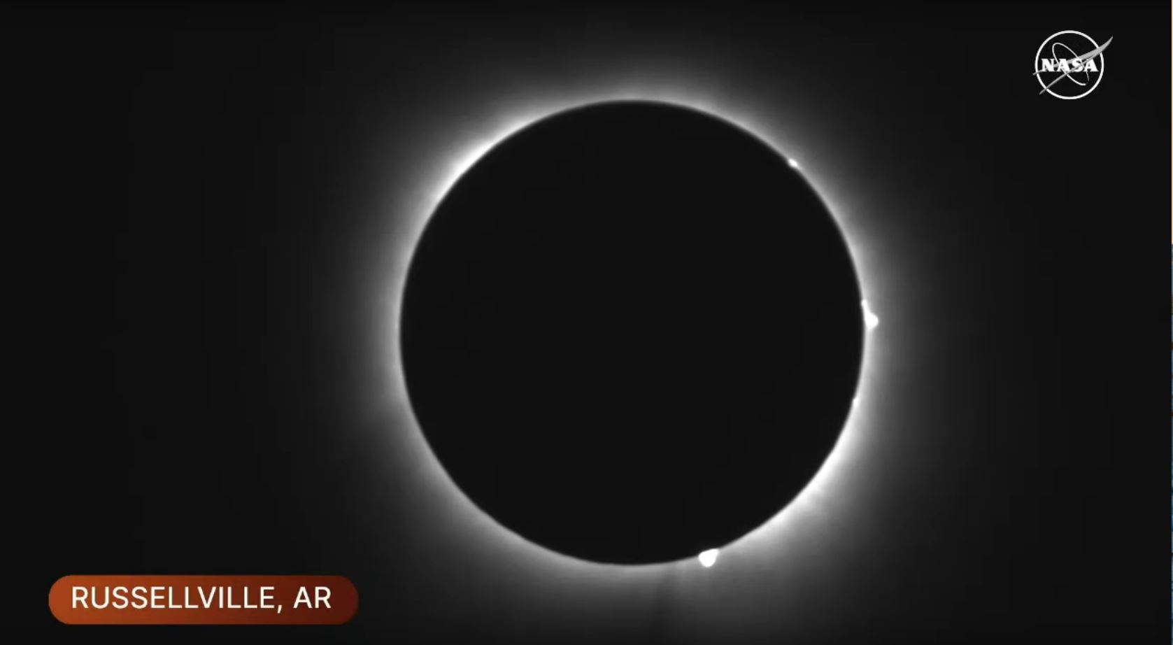 Fotograma de la transmisión en vivo de la NASA del eclipse total en Russellville, Arkansas, el 8 de marzo de 2024.
