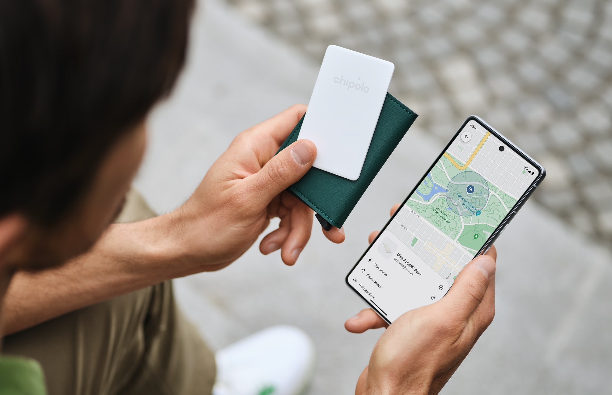 Punto de tarjeta Chipolo junto al teléfono que muestra la aplicación Google Find My Device.