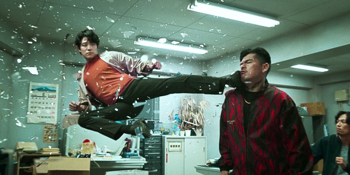 《城市猎人》中，一名漂浮在空中的男子踢了另一名男子的脸。