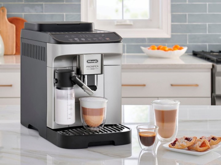 厨房柜台上的德龙 Magnifica Evo 咖啡机和浓缩咖啡机。