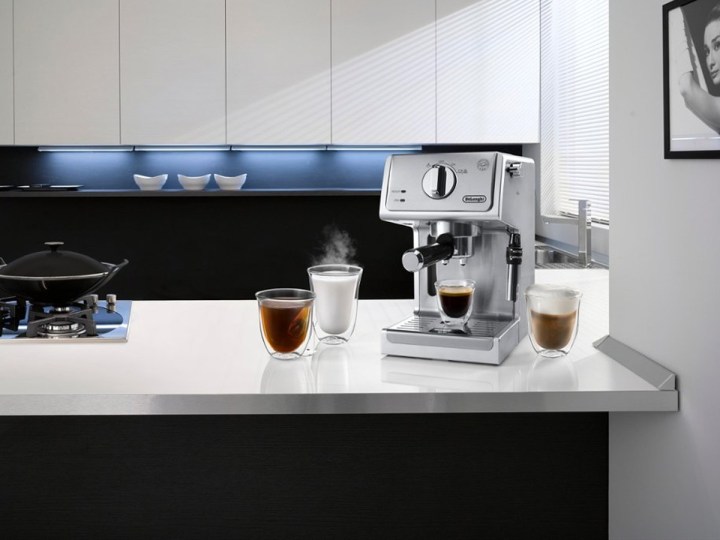 厨房柜台上的德龙手动浓缩咖啡机。
