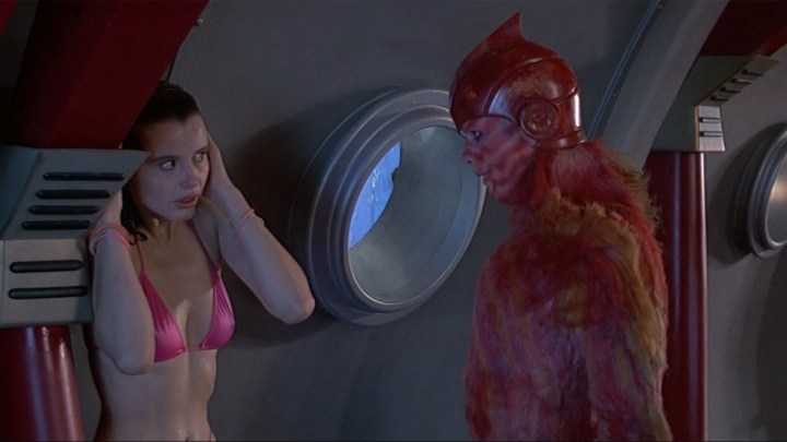 Geena Davis and Jim Carrey in Earth Girls Are Easy.