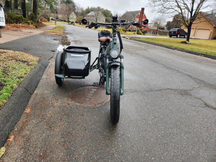 Vue de face d'un MOD Easy Sidecar garé sur le côté d'une voie publique.