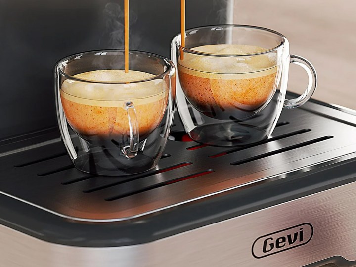 Крупным планом эспрессо-машина Gevi, готовящая две чашки эспрессо.