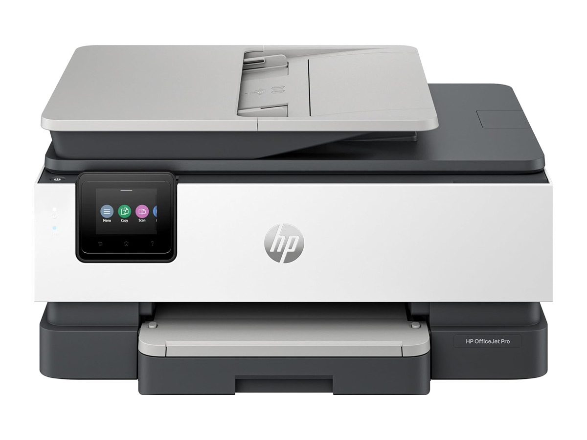 सफ़ेद पृष्ठभूमि पर HP OfficeJet Pro 8135e ऑल-इन-वन प्रिंटर।