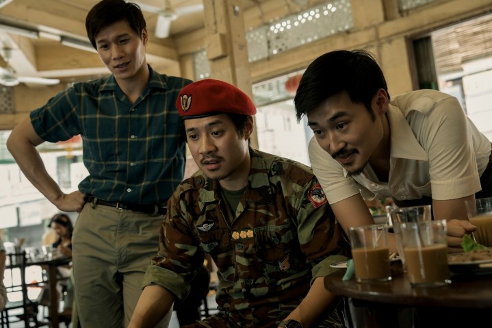 Hoa Xuande, Fred Nguyen Khan e Duy Nguyen sentam-se e ficam juntos em The Sympathizer.