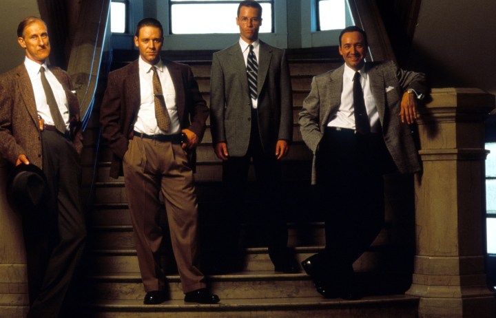 Russell Crowe, Kevin Spacey, Guy Pearce y James Cromwell en L.A. Confidential.
