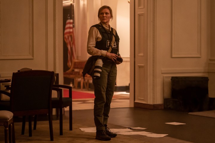 Kirsten Dunst usa colete de imprensa na Guerra Civil.