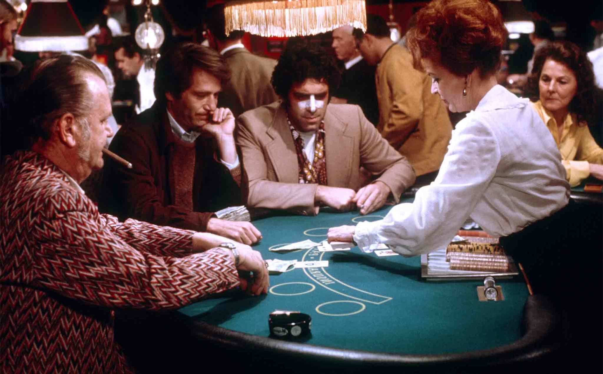 Elliot Gould y George Segal jugando al póquer en la película California Split
