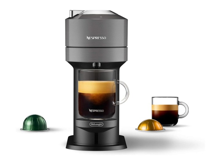 白色背景下的 Nespresso Vertuo Next 咖啡机和浓缩咖啡机。