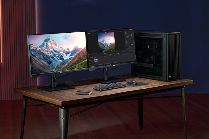 I monitor professionali mini-LED Asus ProArt PA32KCX 8K posizionati uno accanto all'altro su una scrivania.