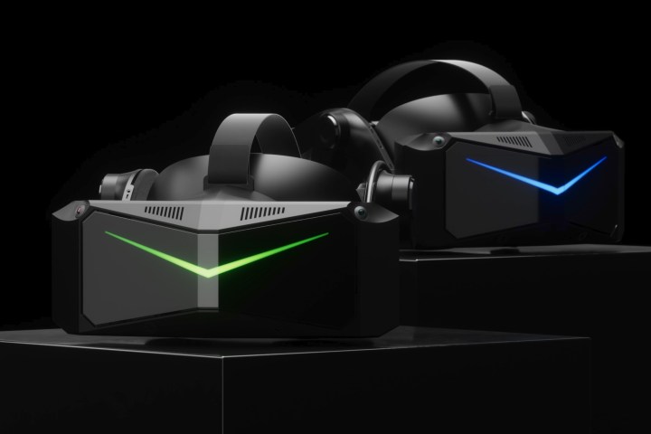 هدست های Pimax Crystal Super و Light VR در پس زمینه تیره ظاهر می شوند.